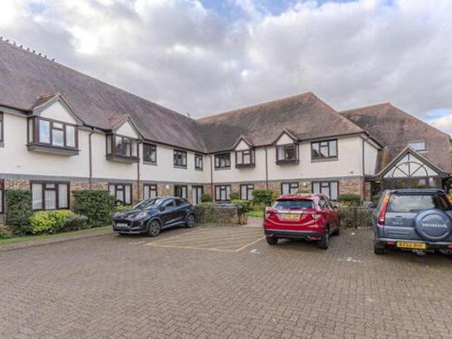 House for sale in Chertsey, Runnymede