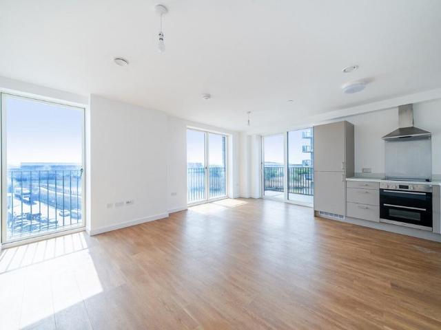 Apartment for rent in Roding Riverside, Greater London