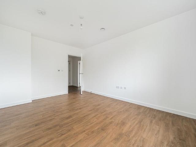 Apartment for rent in Roding Riverside, Greater London