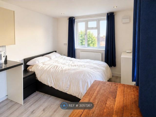 Studio for rent in London Borough of Croydon, Greater London