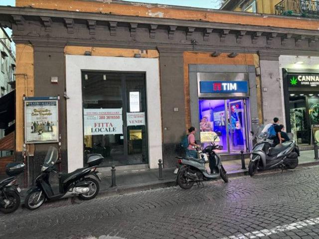 Locale Commerciale in affitto a Municipalità 1, Campania