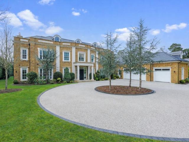 House for rent in Row Town, Surrey