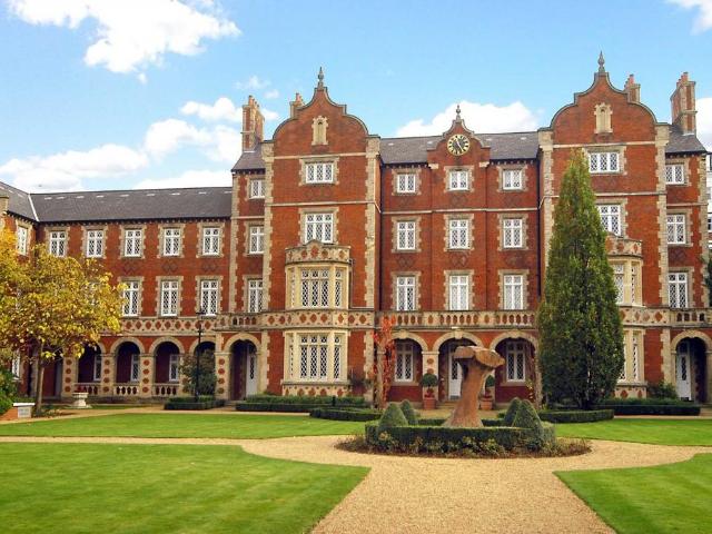 Apartment for rent in Kensington Green, Greater London