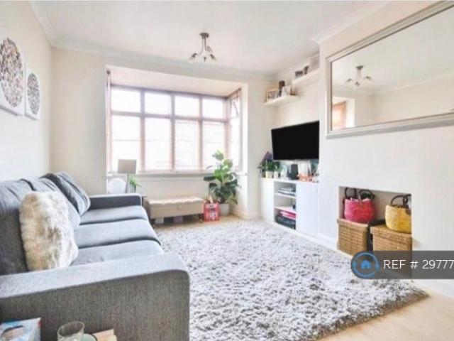 Apartment for rent in London Borough of Merton, Raynes Park