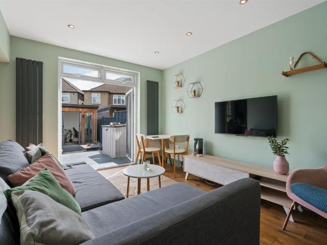 Apartment for rent in London Borough of Merton, Raynes Park