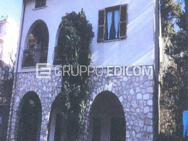 Villa Indipendente in vendita a Toffia, Lazio