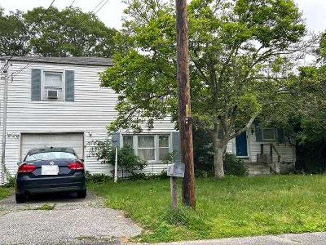 House for sale in Farmingville