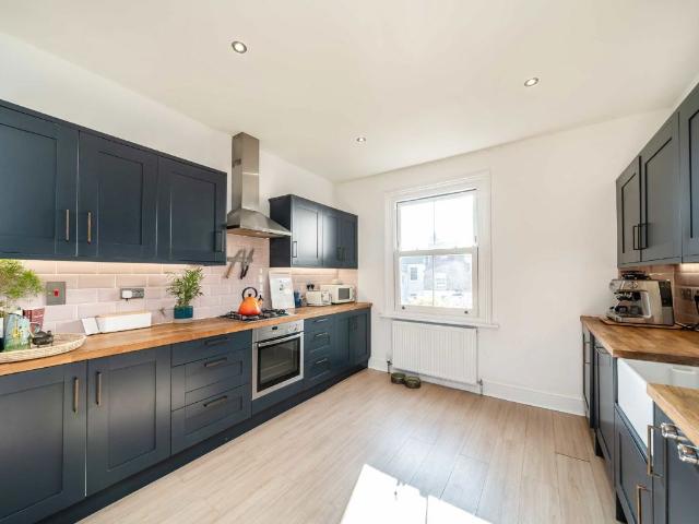 Apartment for rent in Summerstown, Greater London