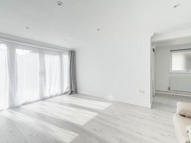 Apartment for rent in Eastcote, Greater London