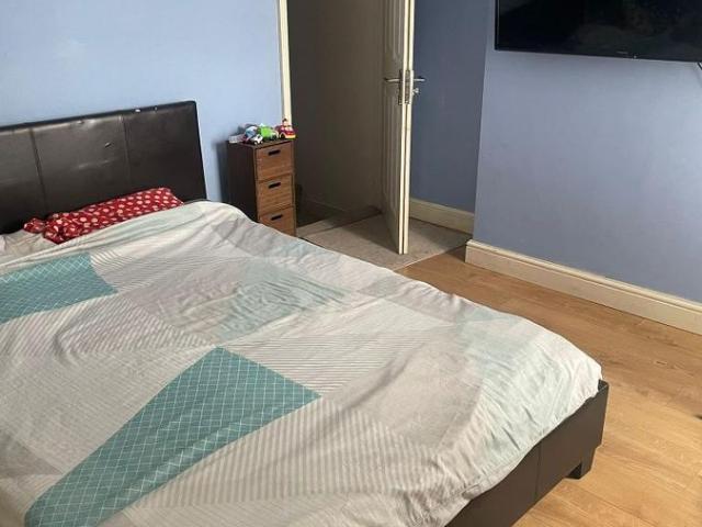 Room for rent in London Borough of Merton, Mitcham