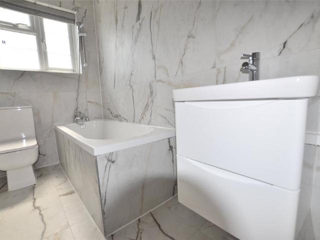 Apartment for rent in Hook, Greater London