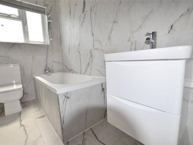 Apartment for rent in Hook, Greater London