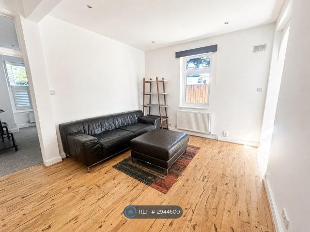 Apartment for rent in London Borough of Merton, Collier's Wood