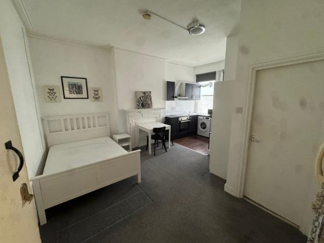 Studio for rent in London Borough of Ealing, Park Royal
