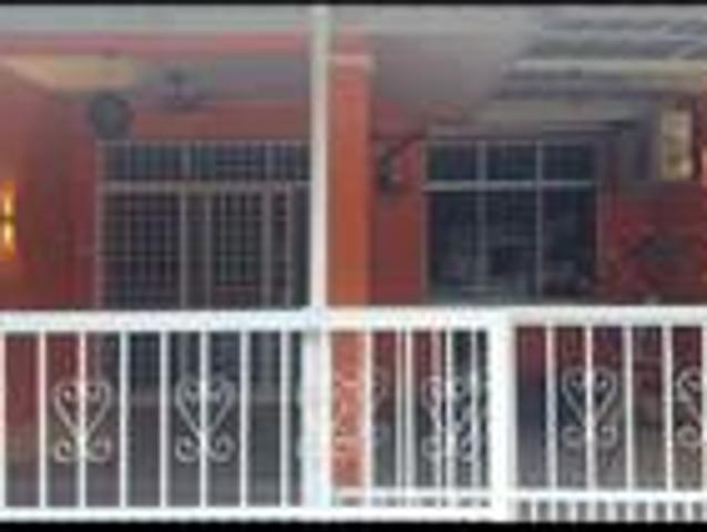 Terraced House for sale in Malaka