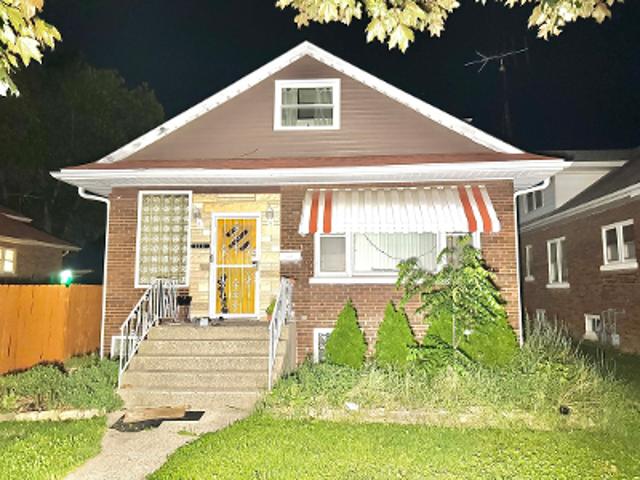 House for sale in Great Lakes, Illinois