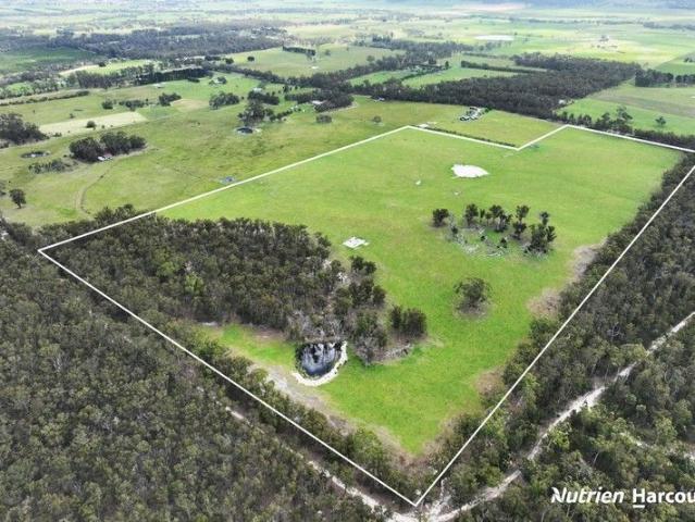 Cottage for sale in Calrossie, Victoria