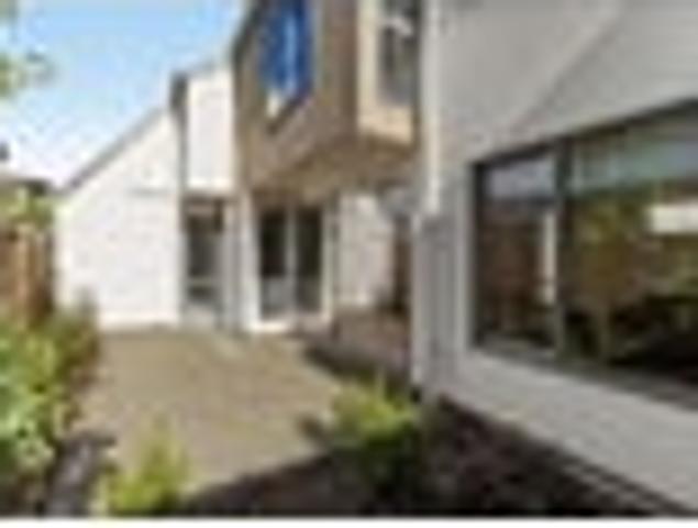 Townhouse for rent in Addington, Canterbury