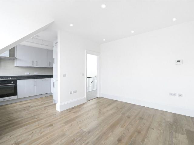 Apartment for rent in Brook Green, Greater London