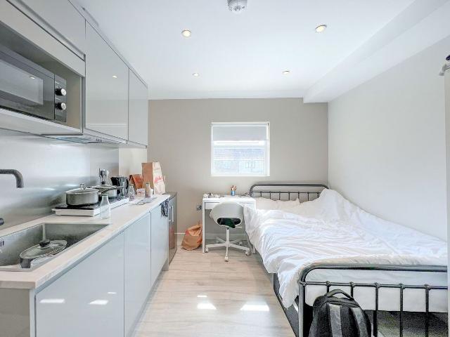 Studio for rent in Berrylands, Greater London