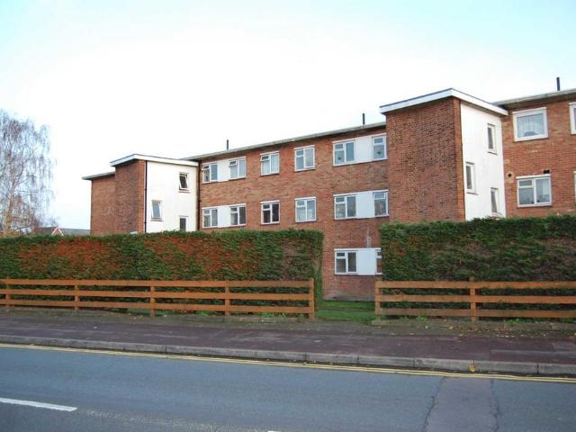 Apartment for rent in Row Town, Surrey