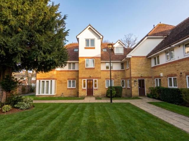 Apartment for rent in Row Town, Surrey
