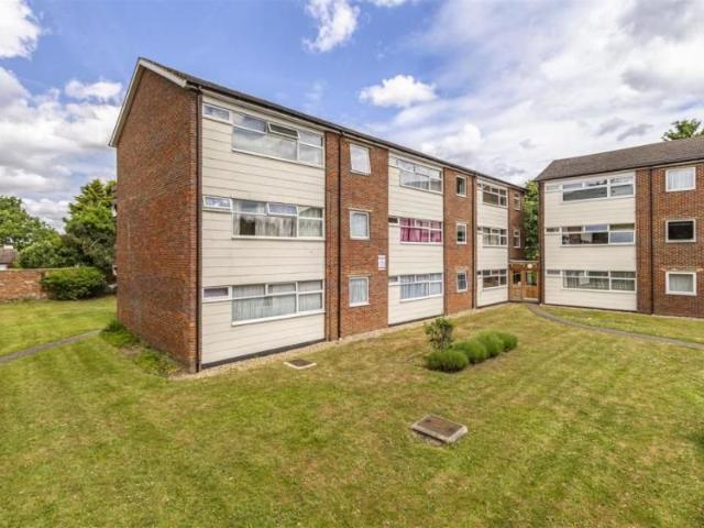 Apartment for rent in Row Town, Surrey