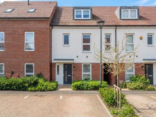 House for rent in Row Town, Surrey