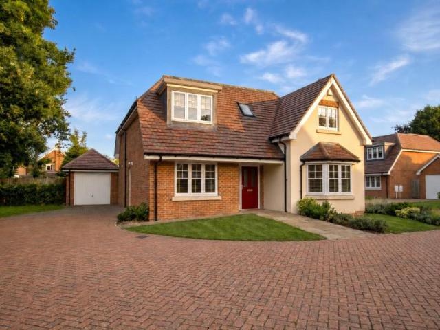 House for rent in Row Town, Surrey