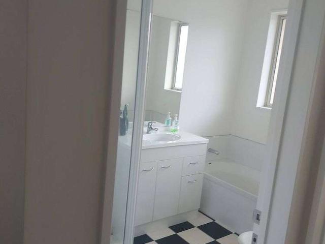 Townhouse for rent in Chaslands, Canterbury