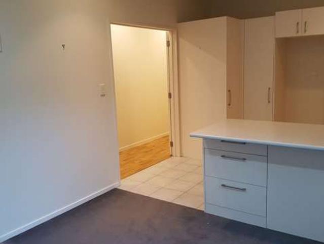 Property for rent in Paremoremo