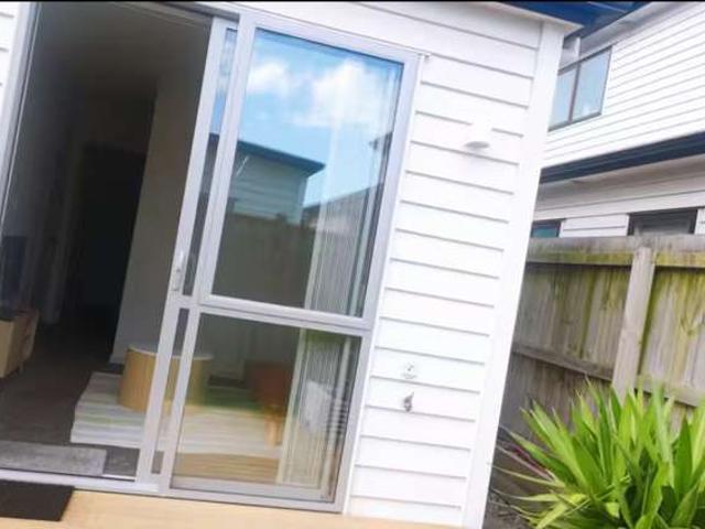 Property for rent in Paremoremo