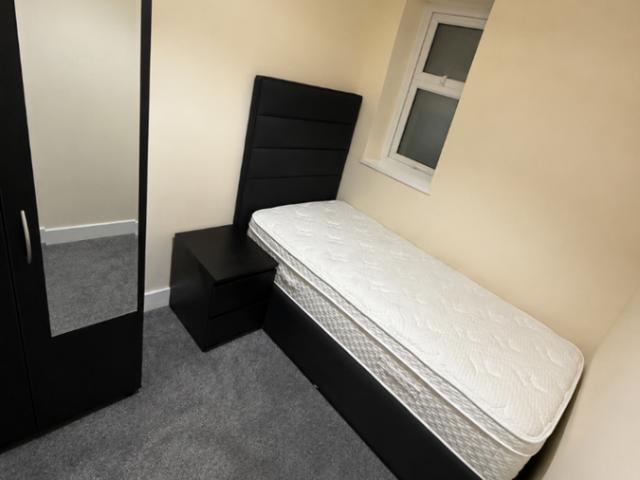 Room for rent in Marks Gate, Greater London