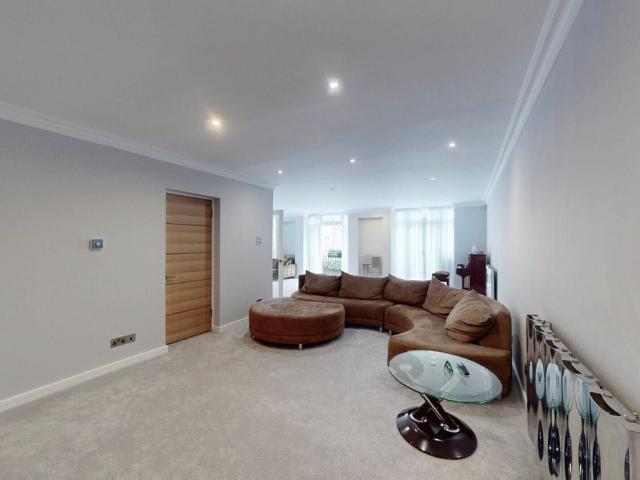 Townhouse for rent in London, Belsize Park