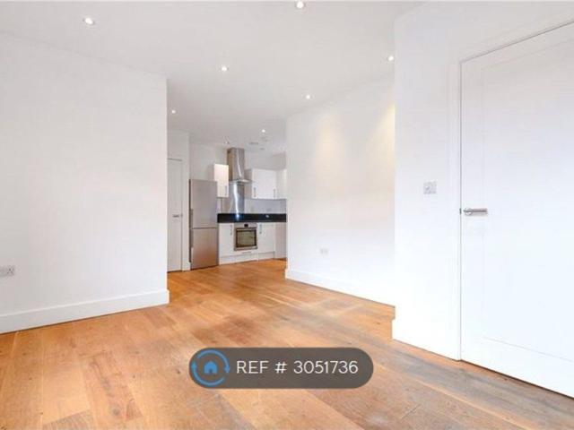 House for rent in Heol-las, Surrey