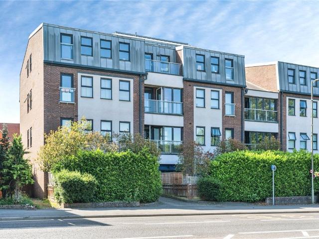 House for rent in Heol-las, Surrey