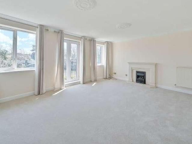 Townhouse for rent in Runnymede, Surrey