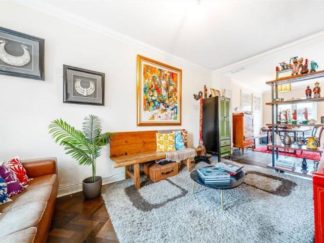 Townhouse for rent in Hampton Hill, Greater London