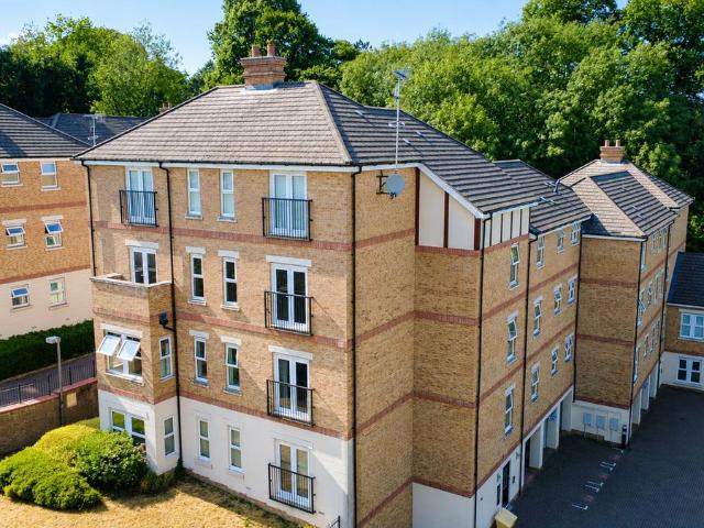 Apartment for rent in Hammerfield, Pouchen End