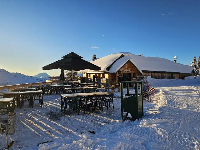Local Commercial vente à Sur le Chemin, Châtel
