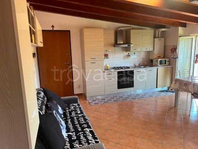 Appartamento in affitto a Brenna, Lombardia