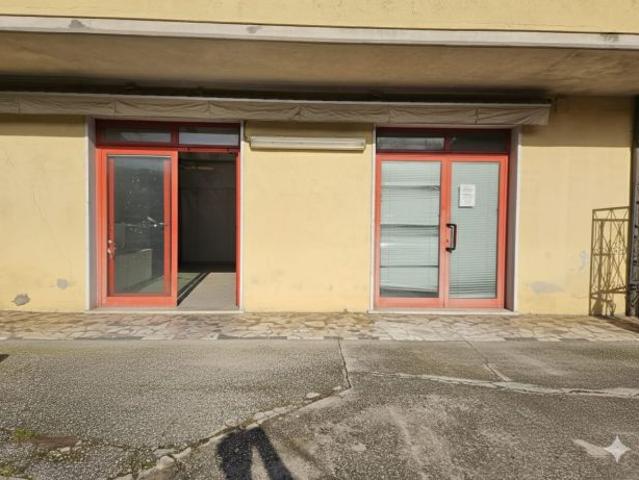 Locale Commerciale in affitto a Camaiore, Toscana
