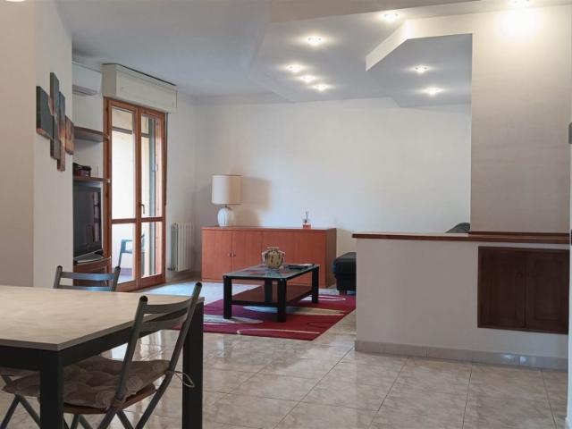 Appartamento in affitto a Centro Direzionale, Prato