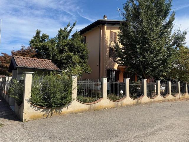Villa Indipendente in affitto a Castello d'Agogna, Pavia