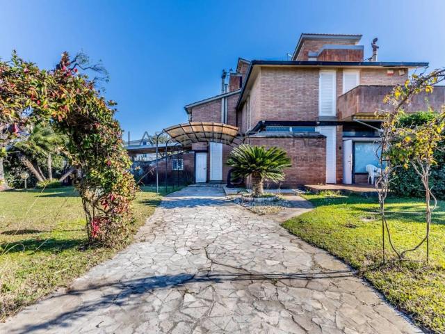 Villa Indipendente in affitto a Fregene, Roma Capitale