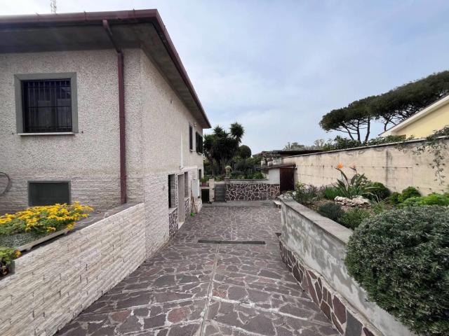 Villa Indipendente in affitto a Stagni di Ostia, Roma Capitale