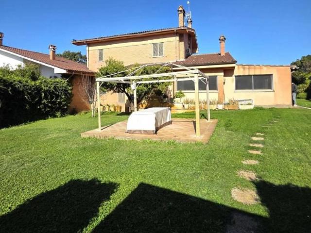 Villa Indipendente in affitto a Vigneti II, Roma Capitale