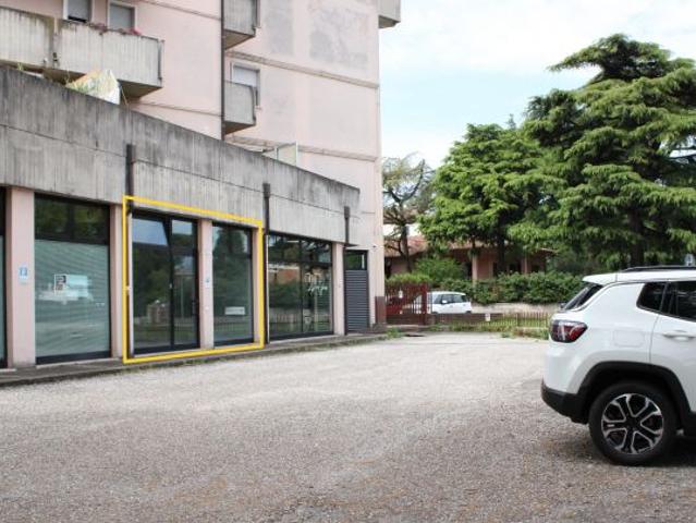 Locale Commerciale in affitto a Verona