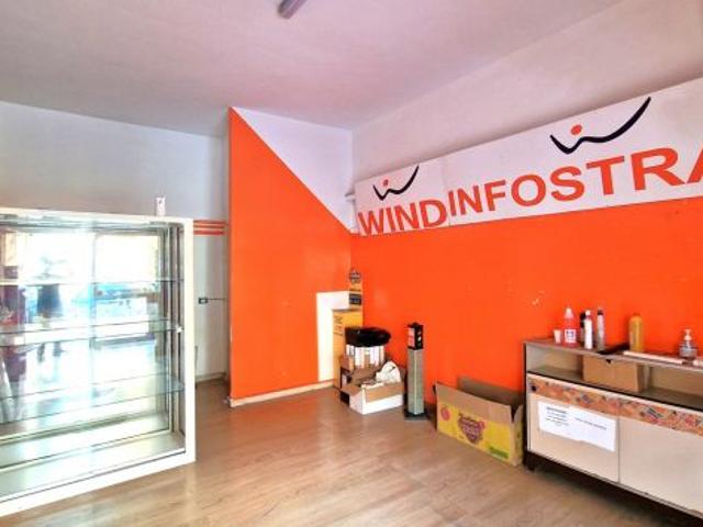 Locale Commerciale in affitto a Mondragone, Campania