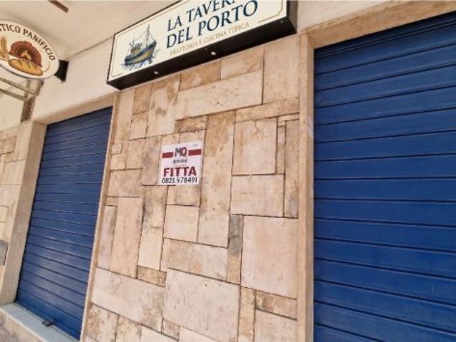 Locale Commerciale in affitto a Mondragone, Campania